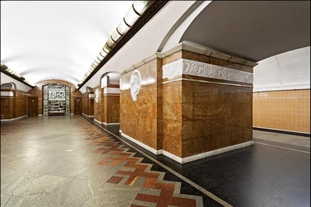 В Киеве на станции метро 'Университет' женщина упала на рельсы