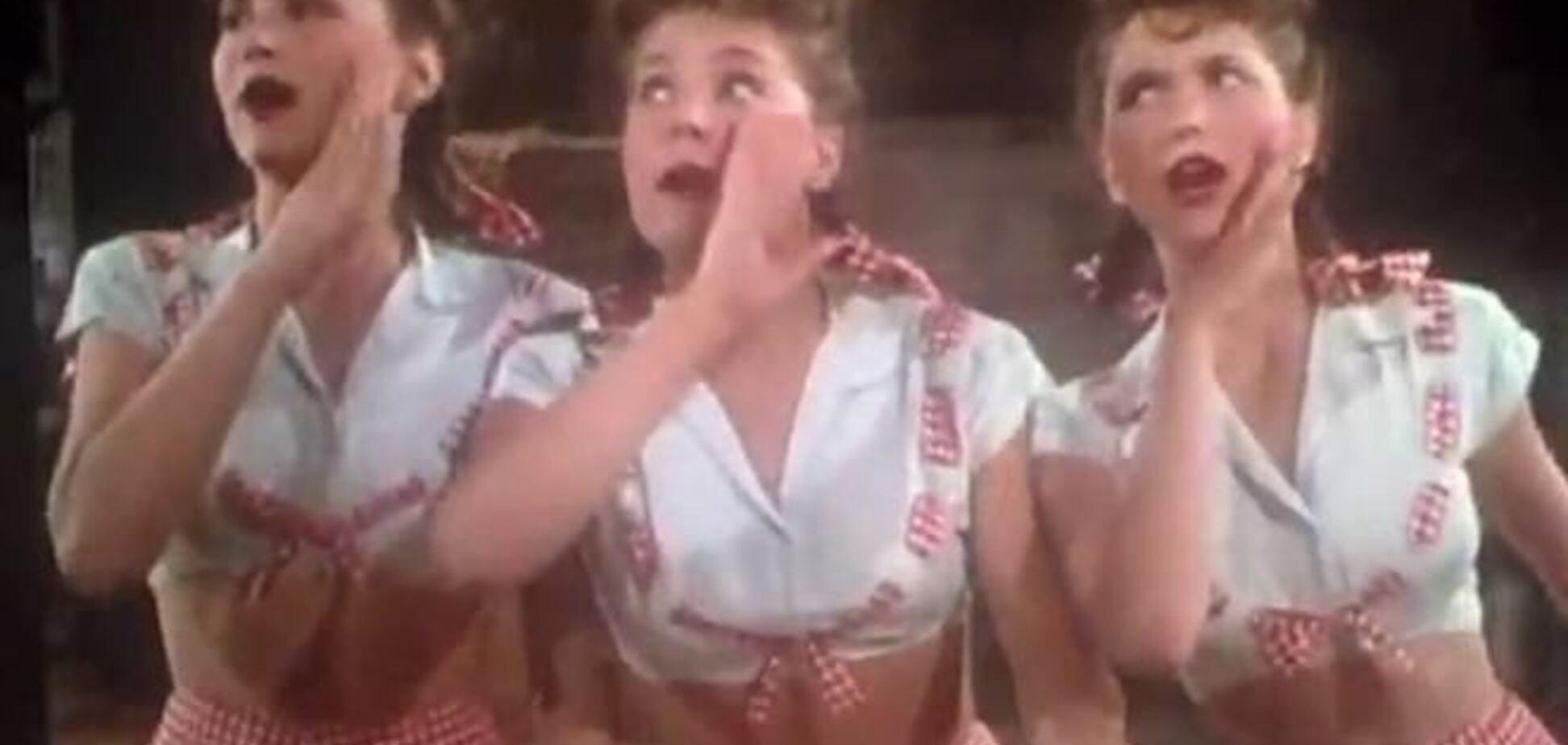 Интернет взорвало видео поющих балерин 1944 года