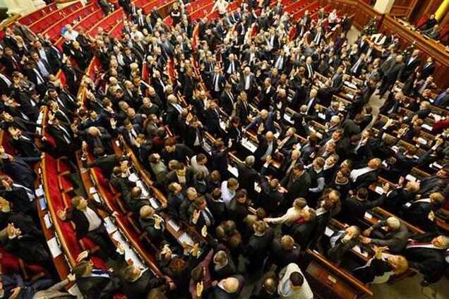 12 регіоналів не голосували за закон Колесніченка-Олійника