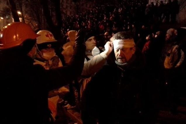 На месте столкновений дежурят 'скорые': каждые 5-10 минут выносят пострадавших