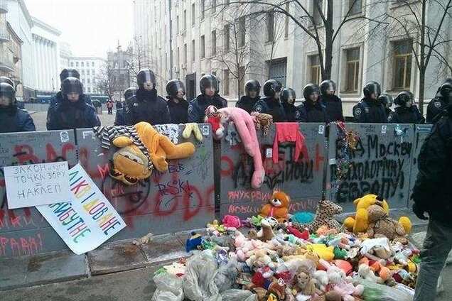 Внутренние войска у АП забросали игрушками