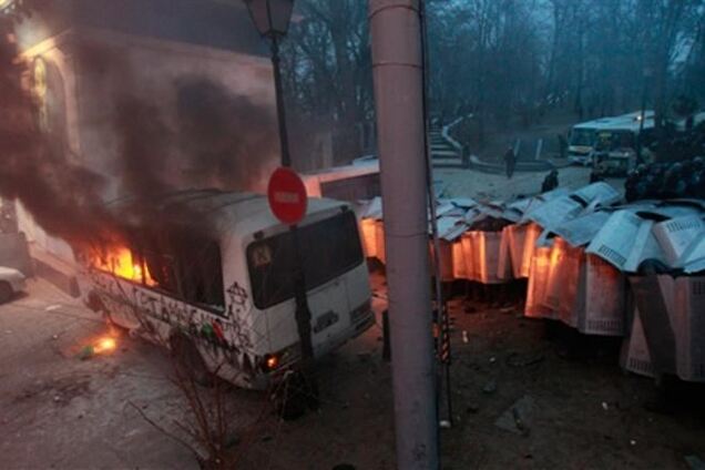 Протестующие сожгли всю технику, перекрывавшую ул. Грушевского