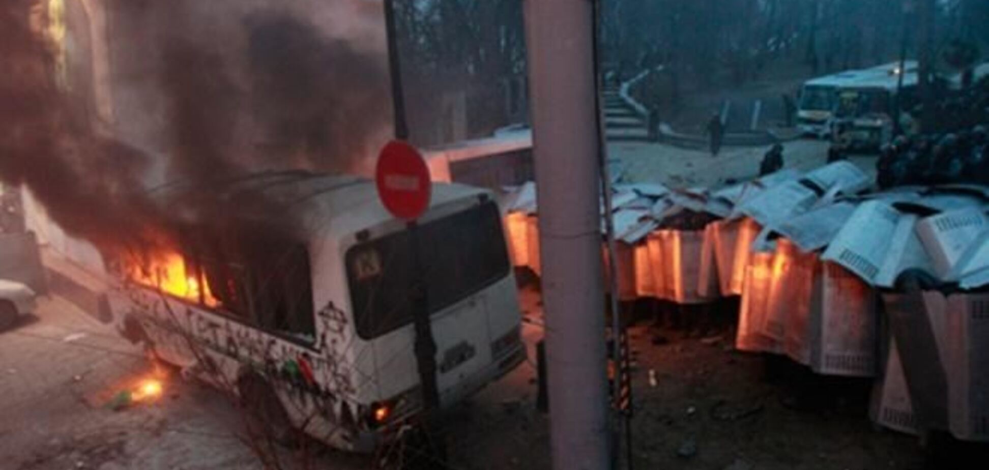 Протестующие сожгли всю технику, перекрывавшую ул. Грушевского