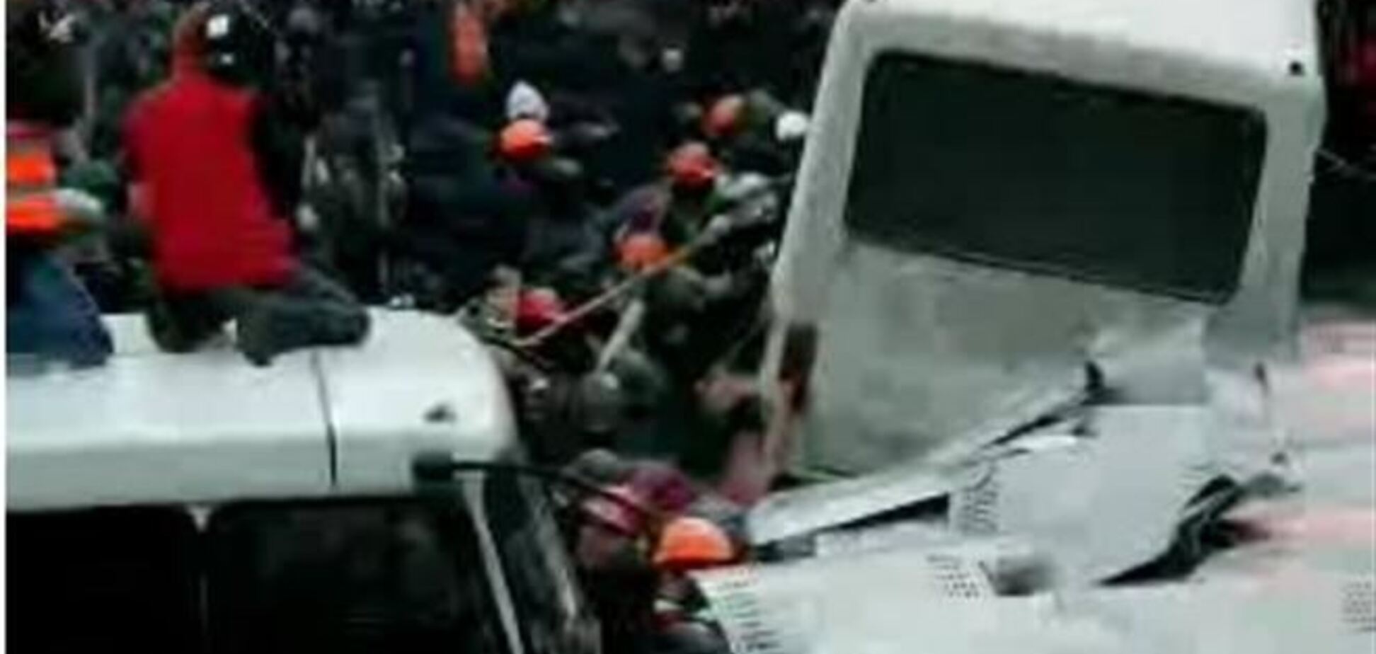 Зіткнення на Грушевського: протестувальники відтягнули один з автобусів