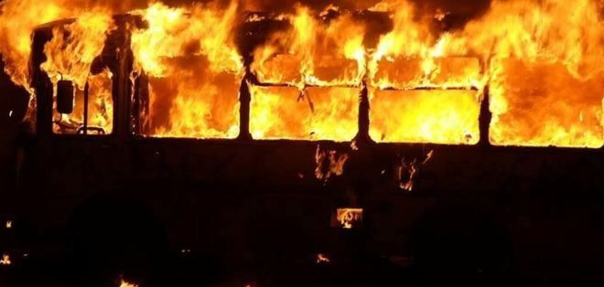 На Грушевского подожгли второй милицейский автобус