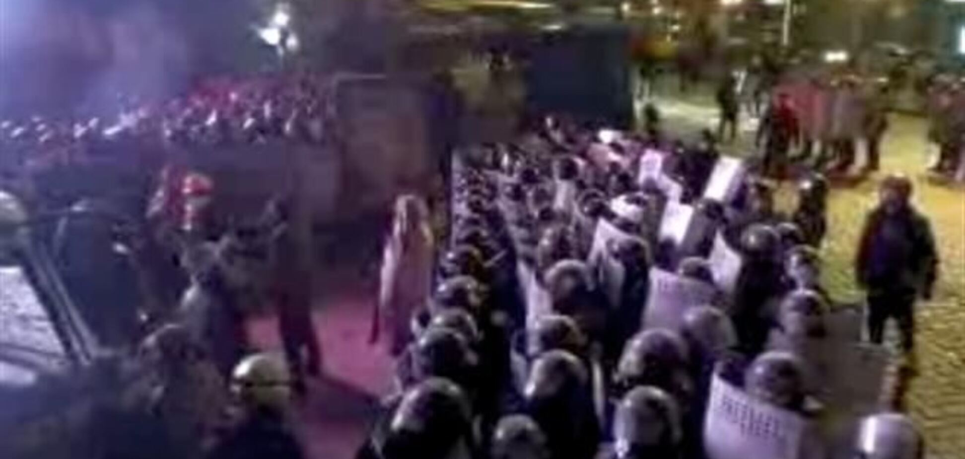 Протестующие забросали силовиков 'коктейлями Молотова'