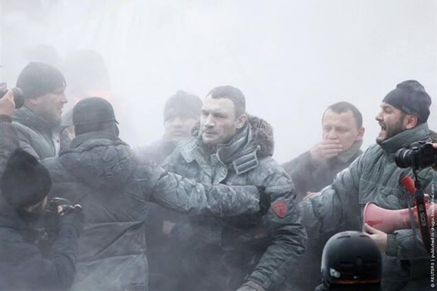 Кличко забрызгали пеной из огнетушителя