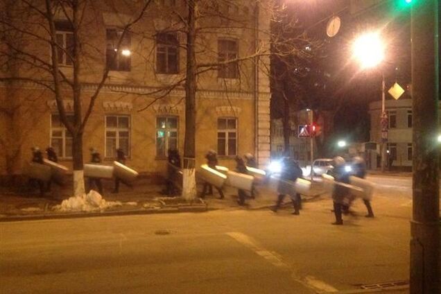 До Кабміну стягуються беркутівці