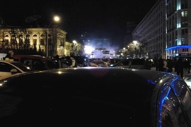 Возле стадиона 'Динамо' митингующие начали переворачивать машины