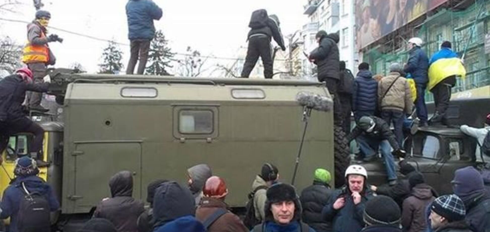 Возмущенная толпа пытается прорваться к Раде