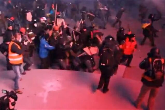 Опубликовано видео, как митингующие избивают беркутовца