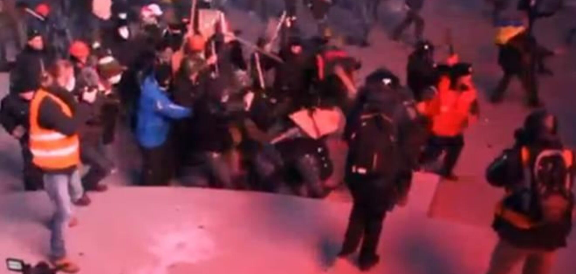 Опубликовано видео, как митингующие избивают беркутовца