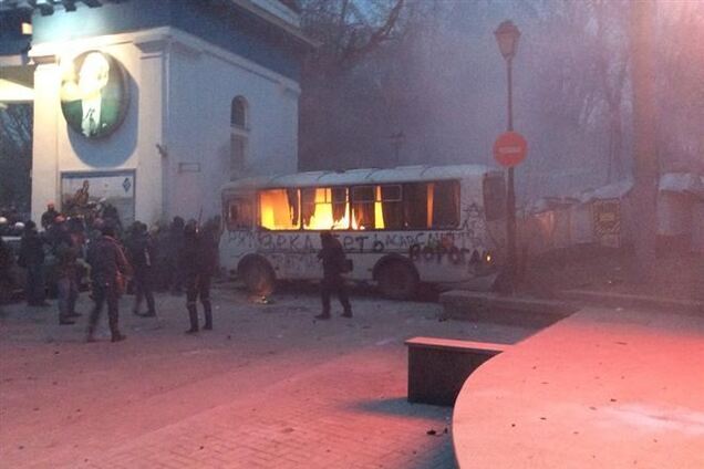 В центре Киева евроактивисты подожгли автобус