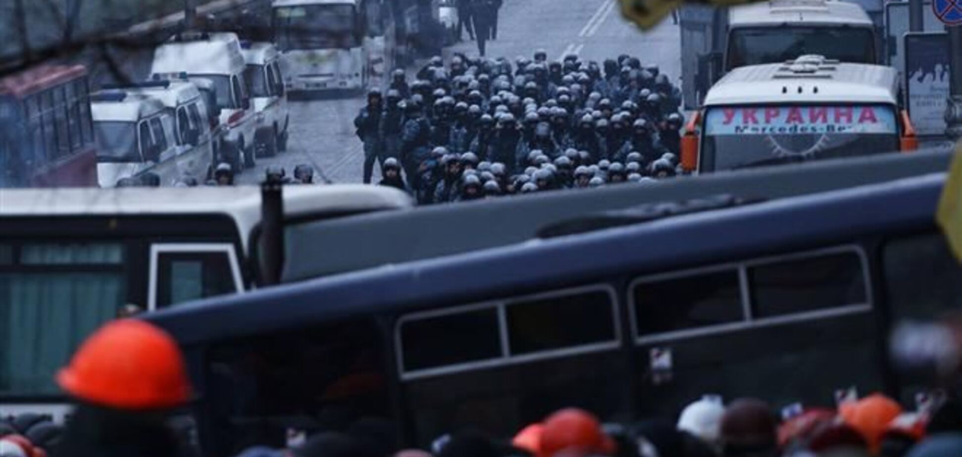 На Грушевського один з автобусів різко рушив - постраждали журналісти