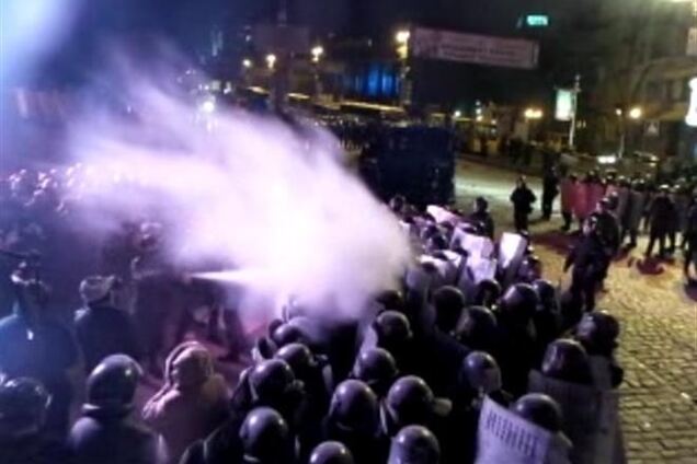 Протестующие на Грушевского используют огнетушители против силовиков