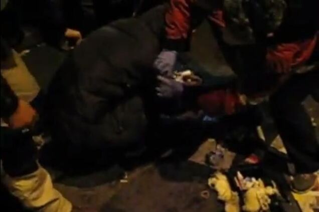 В сети появилось видео с митингующим, которому гранатой оторвало руку