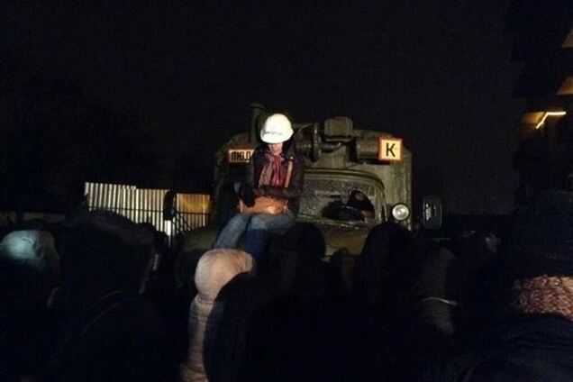 Во Львове люди разнесли автомобили ВВ