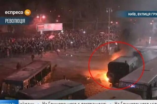 В центре Киева протестующие подожгли грузовик