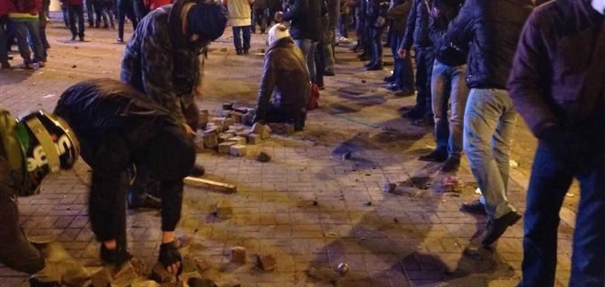Протестувальники на Грушевського розбирають бруківку 