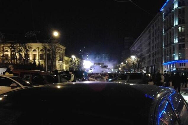 На Грушевского продолжаются столкновения: летят камни и распыляется газ