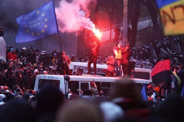 Самооборона идет на Грушевского оттеснять митингующих от милиции