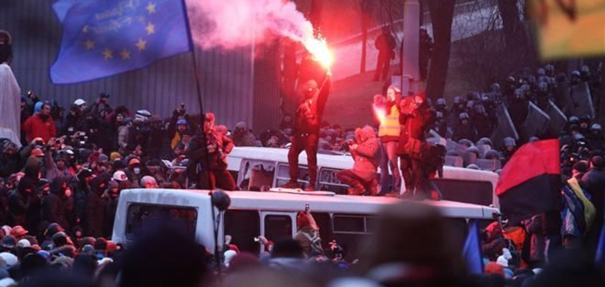 Самооборона идет на Грушевского оттеснять митингующих от милиции