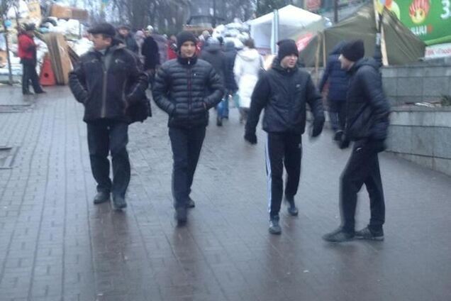 Хлопці в спортивних костюмах охороняють дорогу до будинку Януковичів у Донецьку