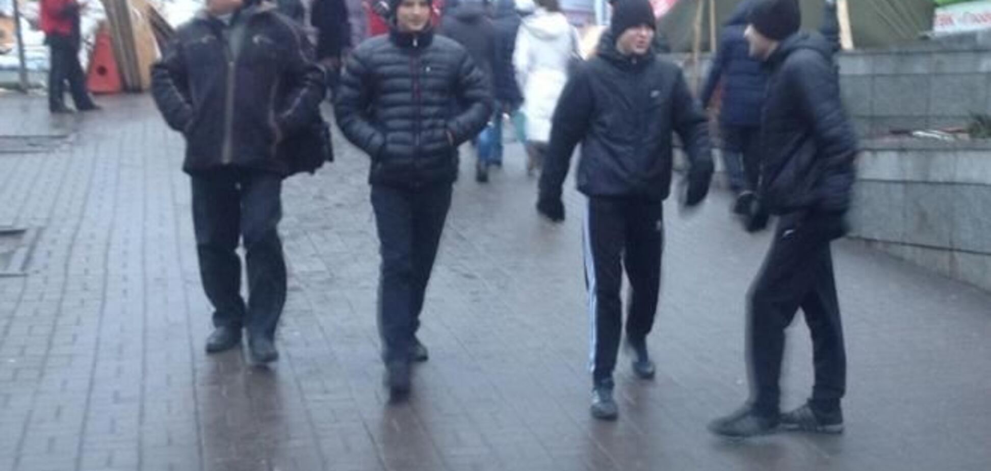 Парни в спортивных костюмах охраняют дорогу к дому Януковичей в Донецке 