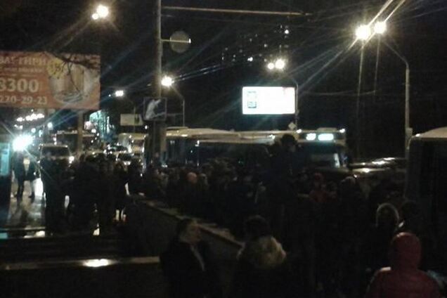Во Львове автобусы с военными едут прямо на митингующих