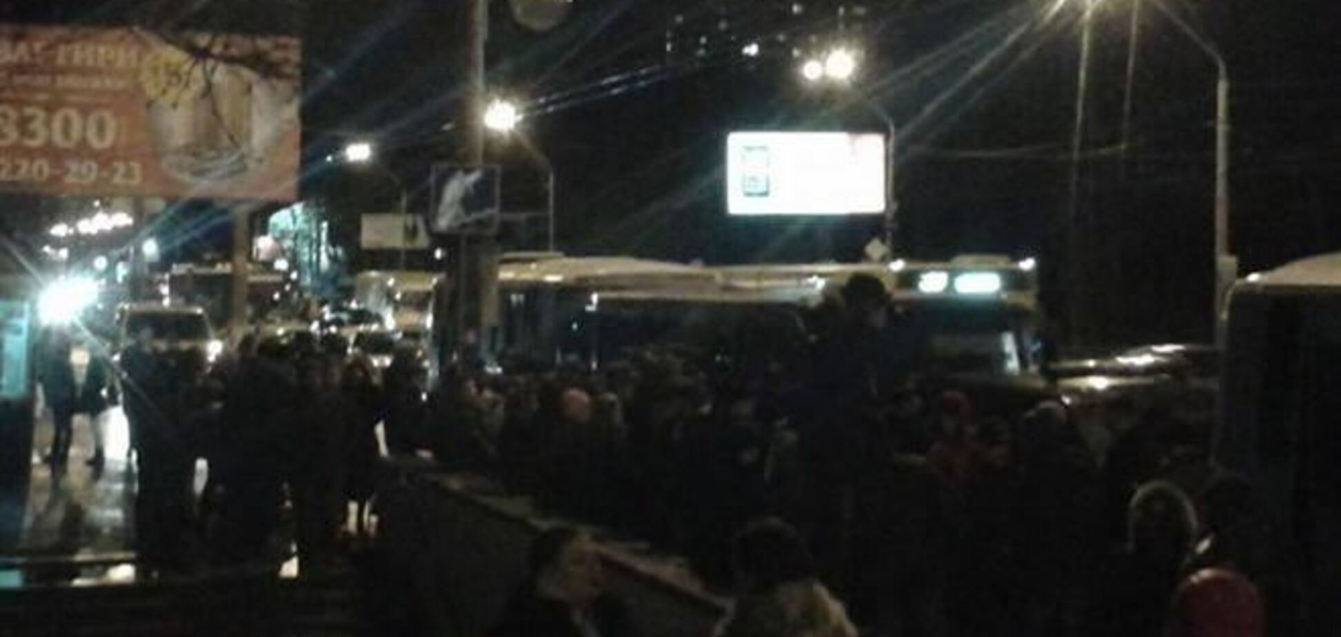 Во Львове автобусы с военными едут прямо на митингующих