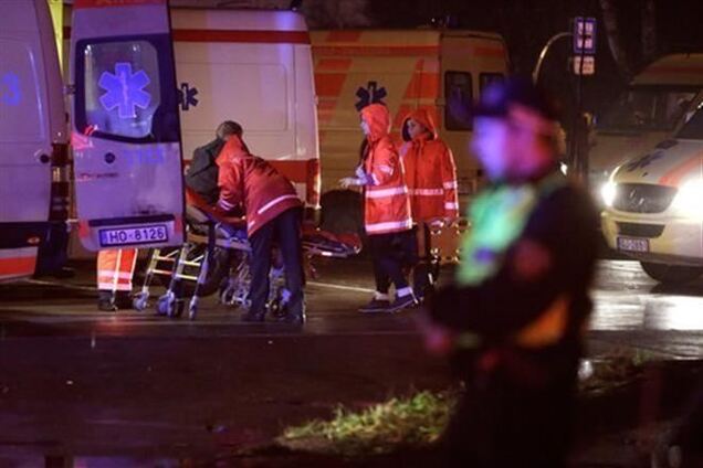 'Беркутовцев' увозят на 'скорых': от расправы их спасают протестующие