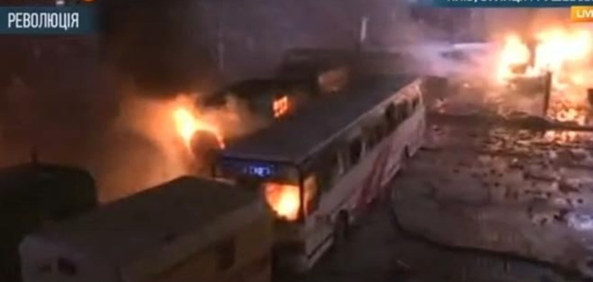 Силовики отступили от горящих автобусов