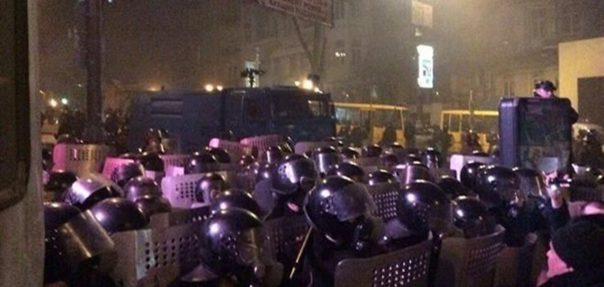 Пожарные погасили горящий автобус силовиков возле стадиона 'Динамо'