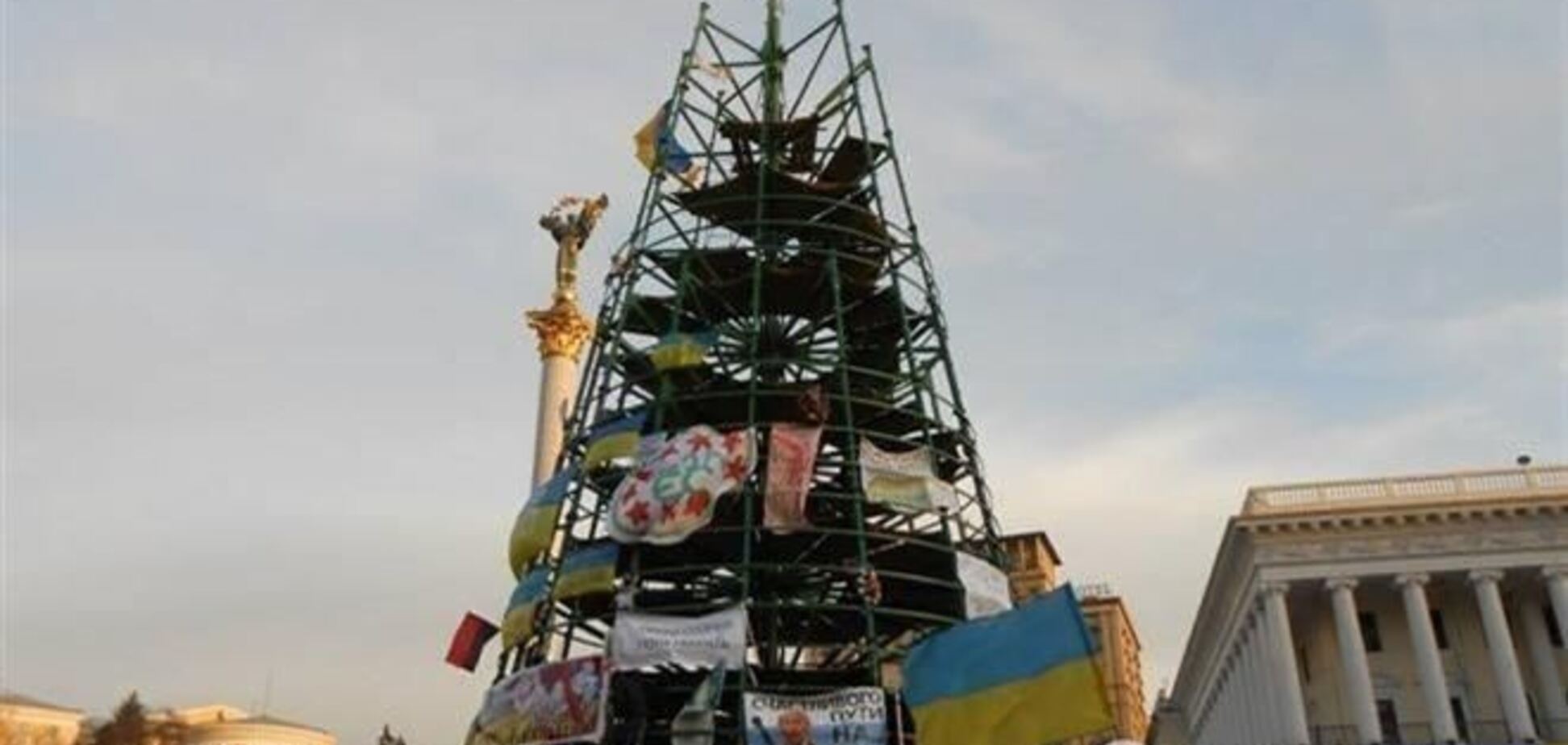 На Евромайдане парень вылез на елку и грозился сжечь флаг ПР