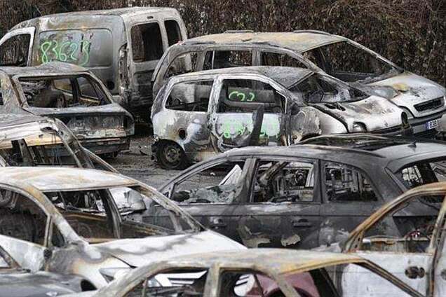 У Франції в новорічну ніч спалили понад 1000 автомобілів