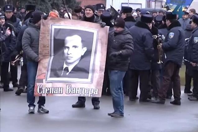 В Тернополе освятили 25 флагов ОУН, которые передадут во все облцентры Украины