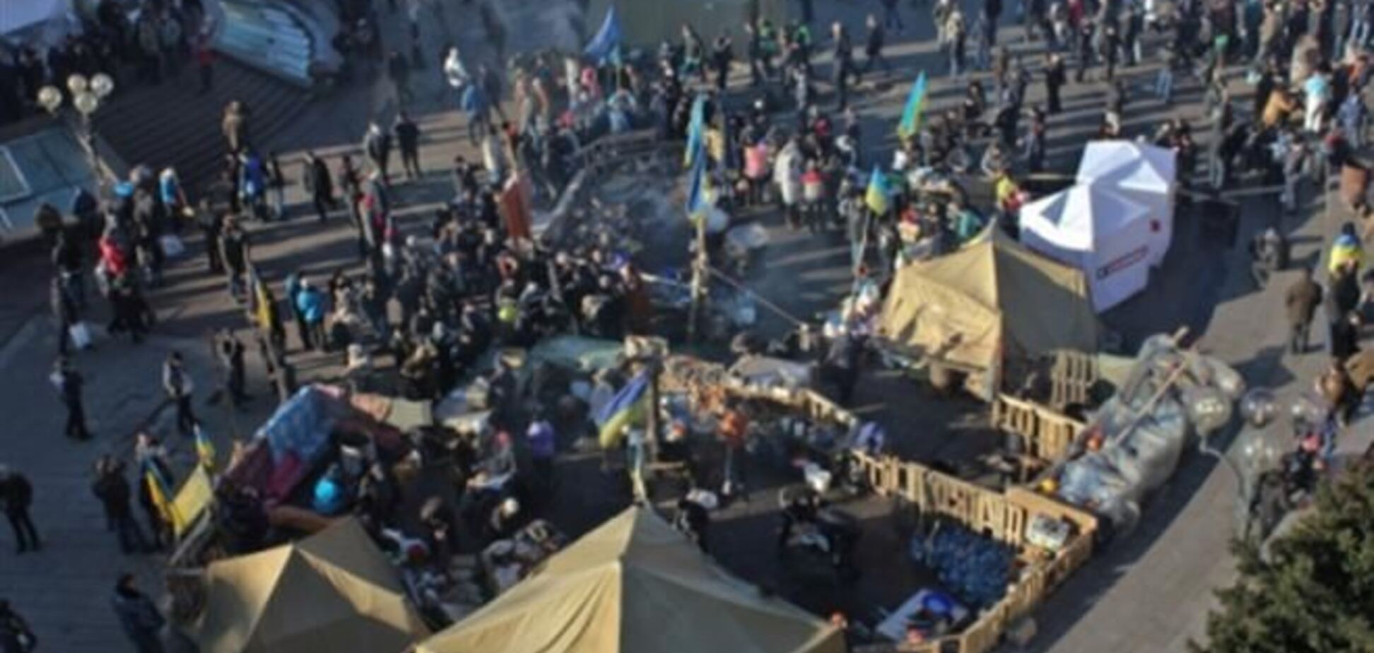 На Евромайдане собралось около тысячи человек