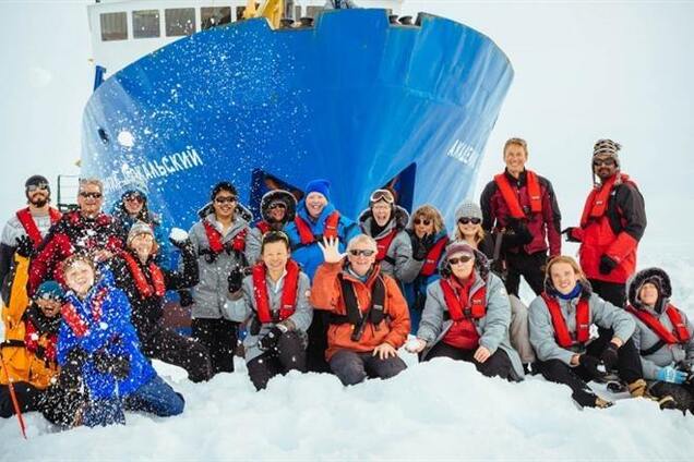 Началась операция по спасению экипажа застрявшего во льдах судна РФ