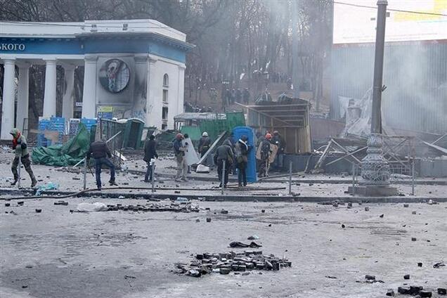 'Беркут' отбил у активистов баррикаду у стадиона 'Динамо'