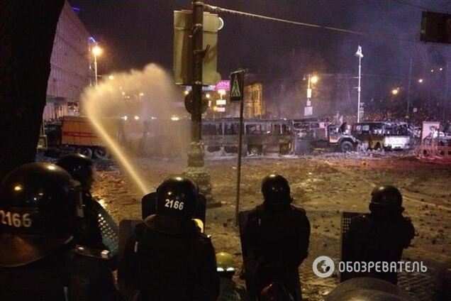 'Беркут' знову закидав мітингувальників світло-шумовими гранатами і застосував водомети