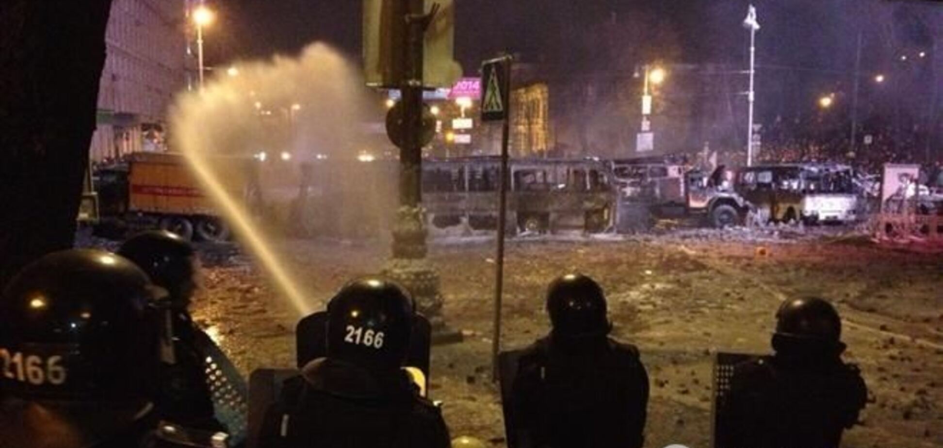 'Беркут' снова забросал митингующих свето-шумовыми гранатами и применил водометы