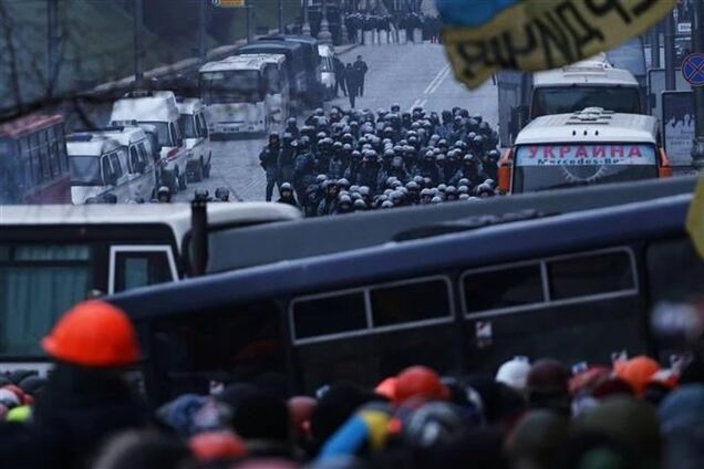 Протестующие на Грушевского поливают 'Беркут' водой