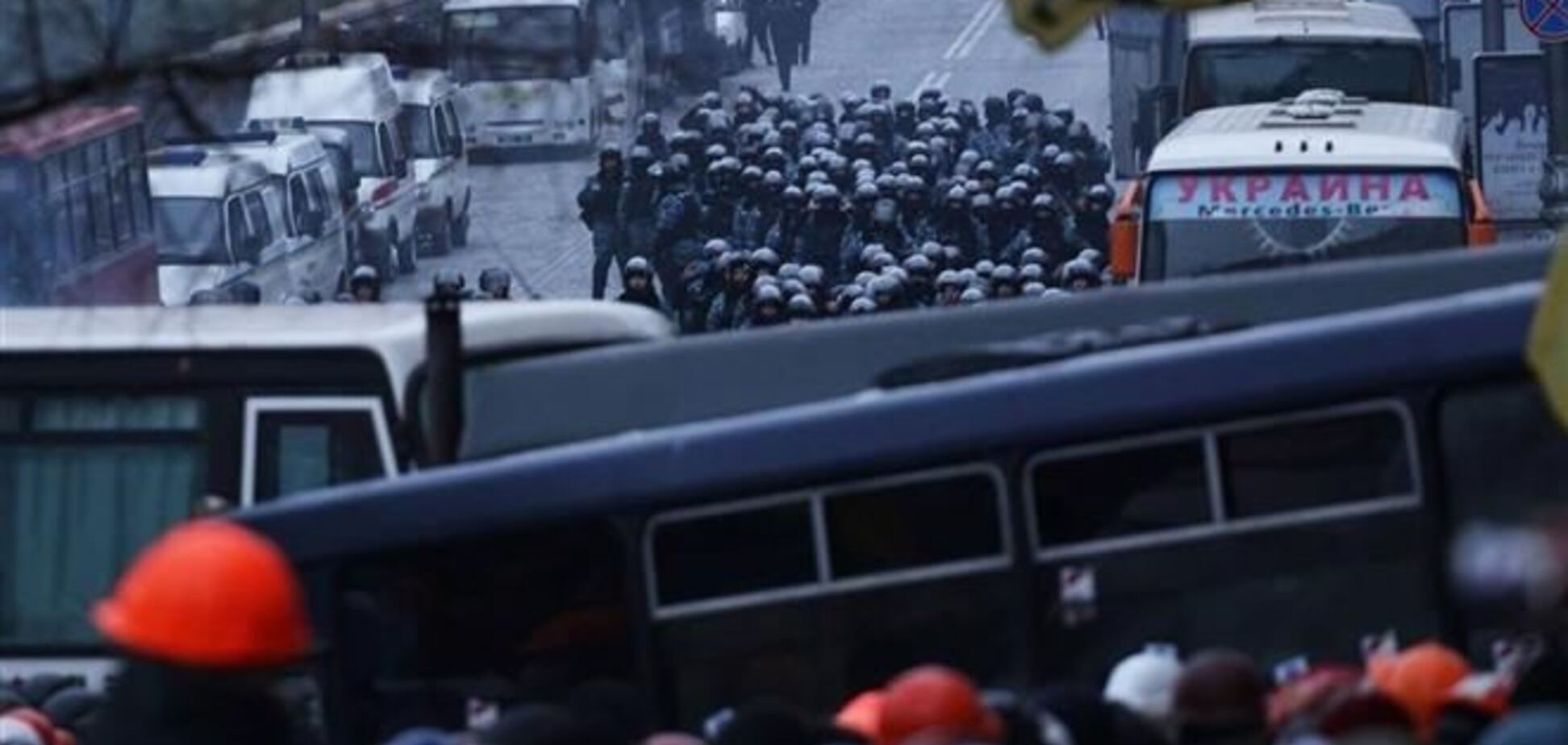 Протестувальники на Грушевського поливають 'Беркут' водою