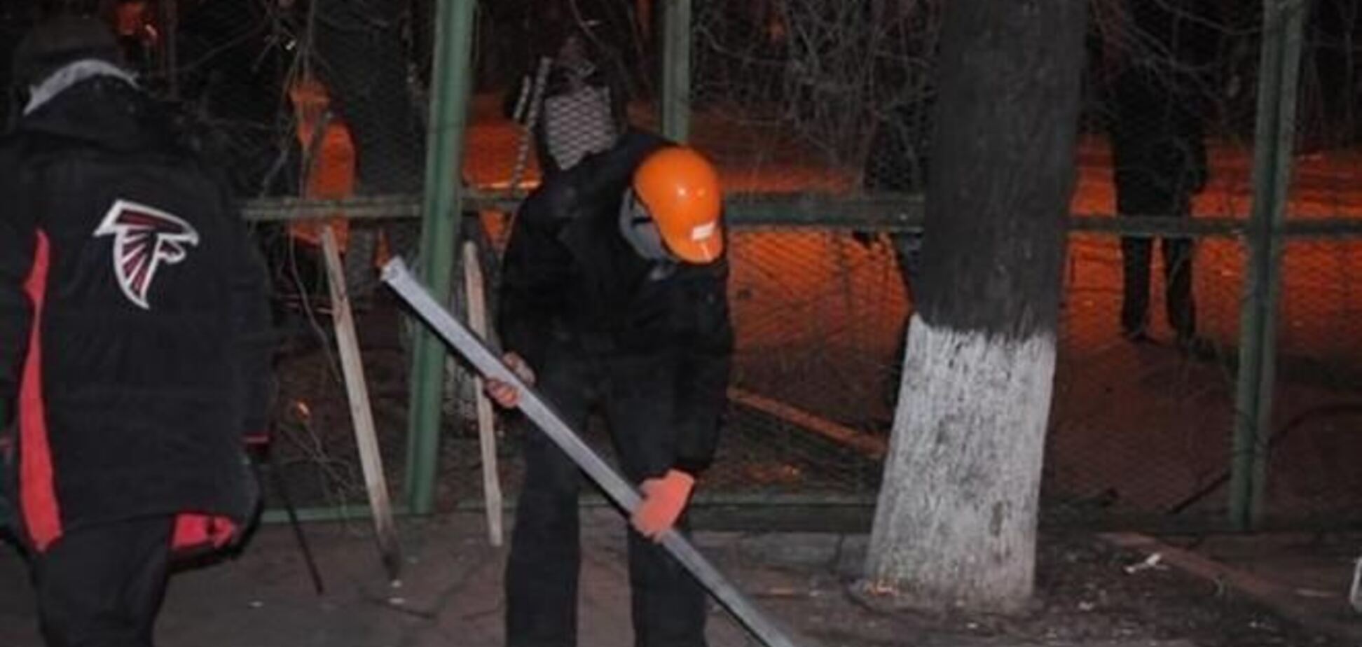 Евромайдан укрепляет баррикады после информации о возможном штурме