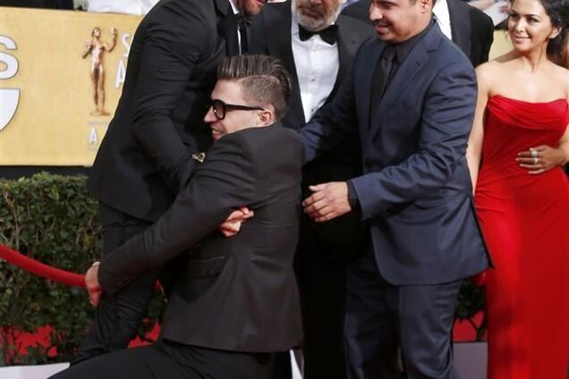 Скандалист Седюк прижался лицом к гениталиям Брэдли Купера