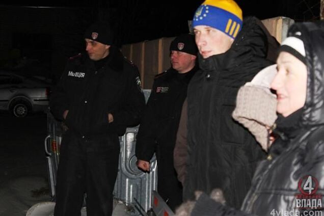 В Ровно также блокируют 'Беркут' и ВВ