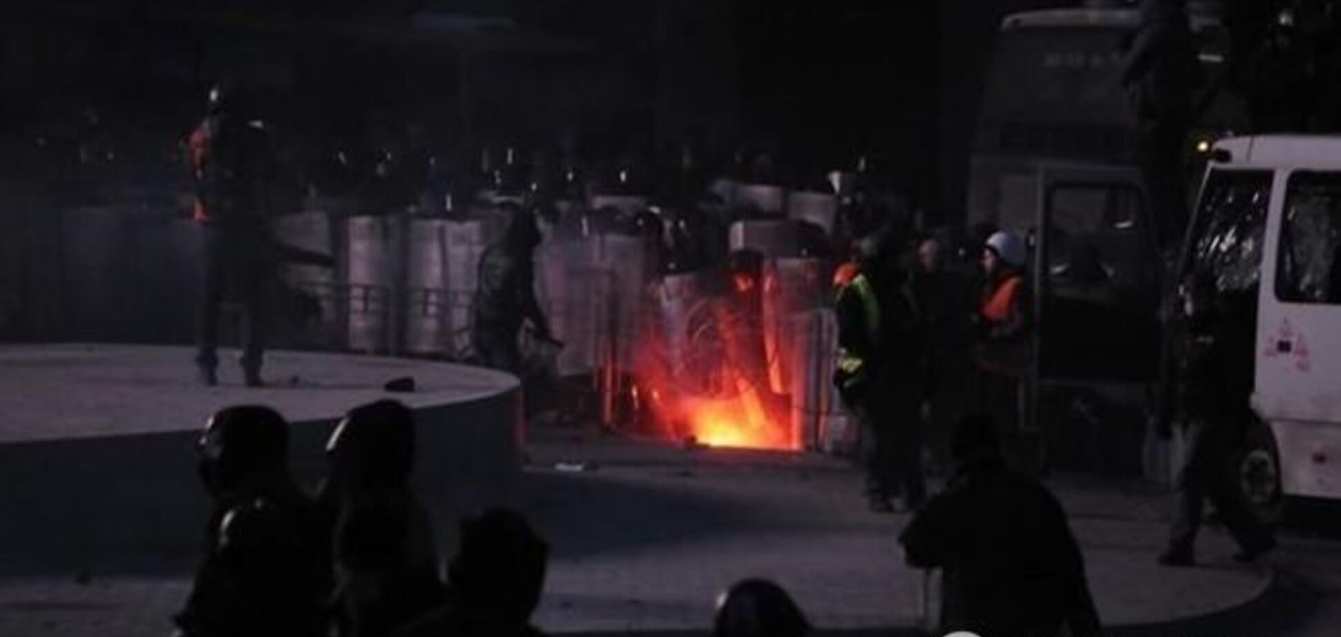 Митингующие подожгли четырех 'беркутовцев'