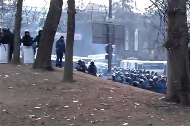 Улица Грушевского усеяна гильзами от патронов 'Терен'