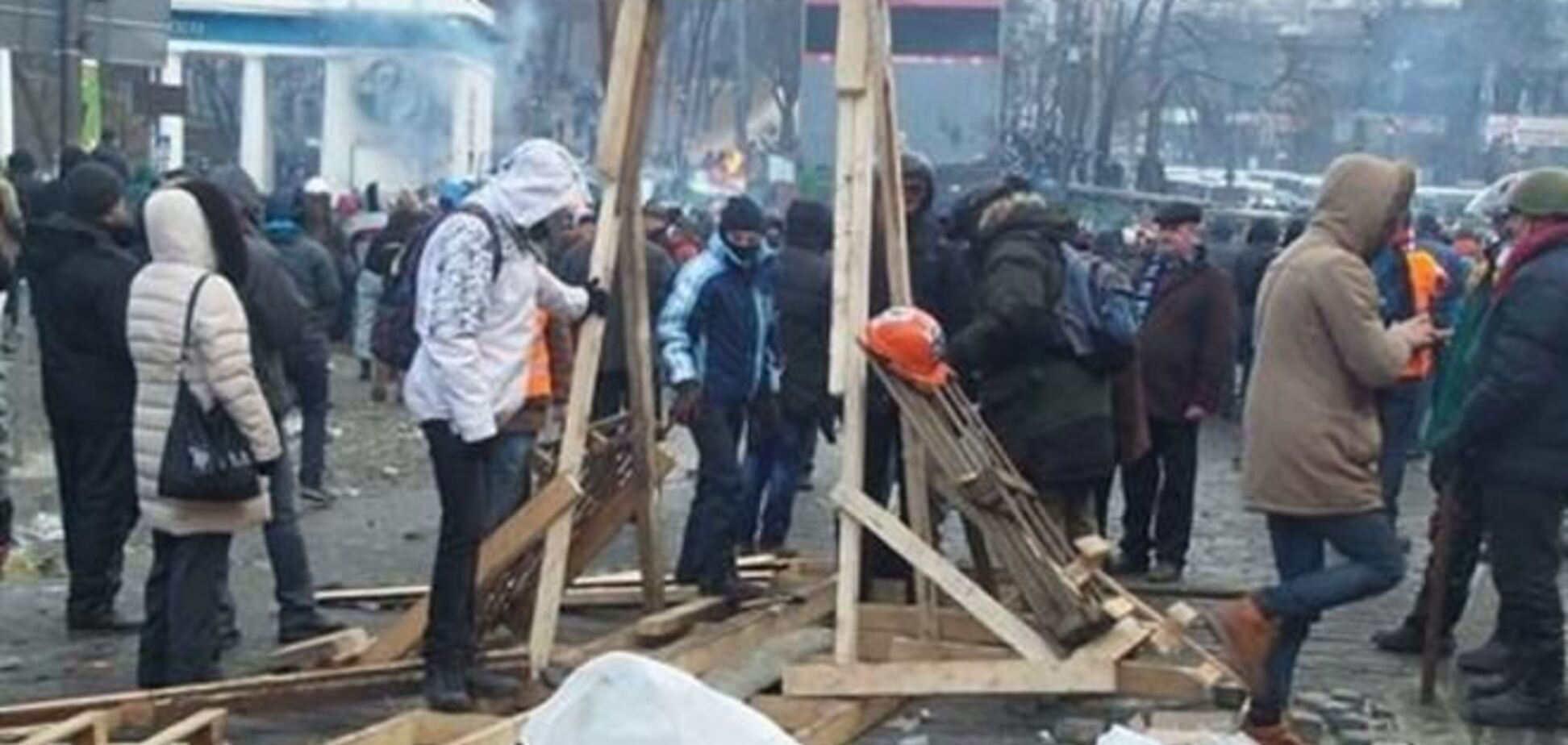 На Грушевського мітингувальники пустили в хід катапульту