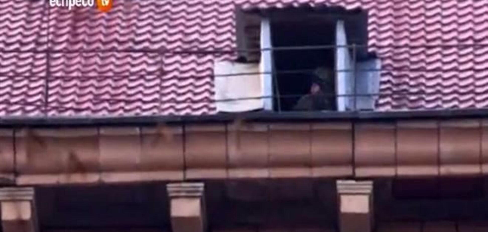 СМИ: на крышах домов по ул. Грушевского расположились снайперы